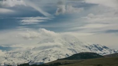 Elbrus Dağı. Kafkas dağları. Bulutlar Zaman Hızı 'nı hareket ettiriyor