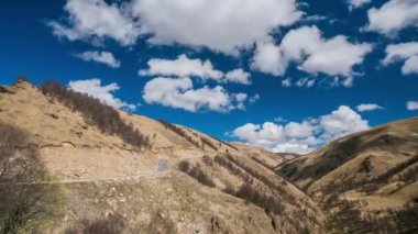 Elbrus Dağı. Kafkas dağları. Bulutlar Zaman Hızı 'nı hareket ettiriyor