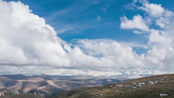Le mont Elbrus. montagnes caucasiennes. nuages se déplaçant Hyperlapsus Timelapse — Video