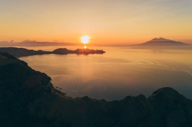 Padar adasında gün batımı. Flores tropik cenneti. Labuan Bajo. İnsansız hava aracı
