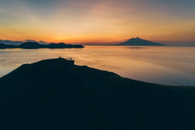 Padar adası. Pembe plaj. Flores tropik cenneti. Labuan Bajo. İnsansız hava aracı
