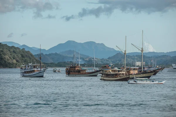 배 주차 도시 port.Flores 열 대 패러다임 .Labuan Bajo — 스톡 사진