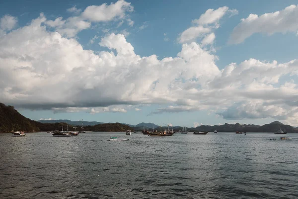 배 주차 도시 port.Flores 열 대 패러다임 .Labuan Bajo — 스톡 사진