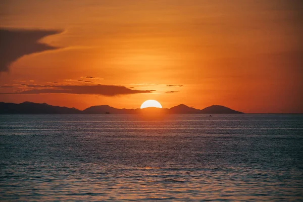 The sunsets in an even circle over the horizon. big sun. seascape. flores. — Stock Photo, Image