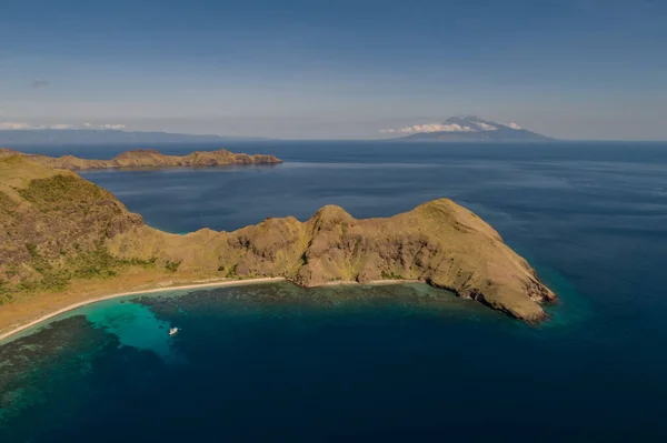 Endonezya 'nın vahşi adaları. Flores tropikal cenneti. Labuan Bajo. İnsansız hava aracı