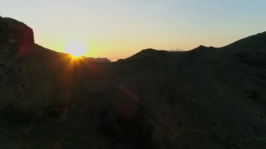Padar adasında gün batımı. Flores tropik cenneti. Labuan Bajo. İnsansız hava aracı