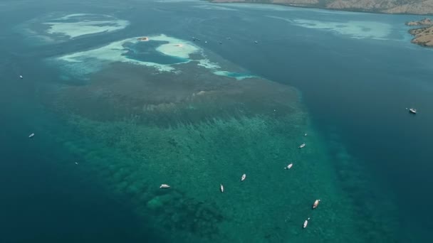 Manta ray Point.Laguna azul Flores paraíso tropical. Labuan Bajo. aviones no tripulados — Vídeos de Stock