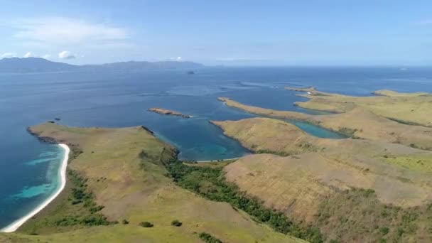 Islas salvajes de Indonesia.Flores paraíso tropical. Labuan Baggio. aviones no tripulados — Vídeos de Stock