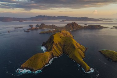 Padar adası. Pembe plaj. Flores tropik cenneti. Labuan Bajo. İnsansız hava aracı