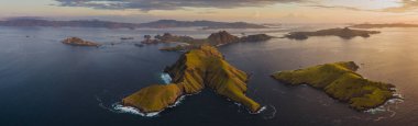 Padar adası. Pembe plaj. Flores tropik cenneti. Labuan Bajo. panorama dronu