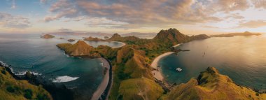 Padar adası. Pembe plaj. Flores tropik cenneti. Labuan Bajo. panorama dronu