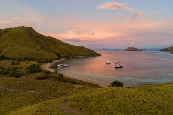Endonezya 'nın vahşi adaları. Flores tropikal cenneti. Labuan Bajo. İnsansız hava aracı