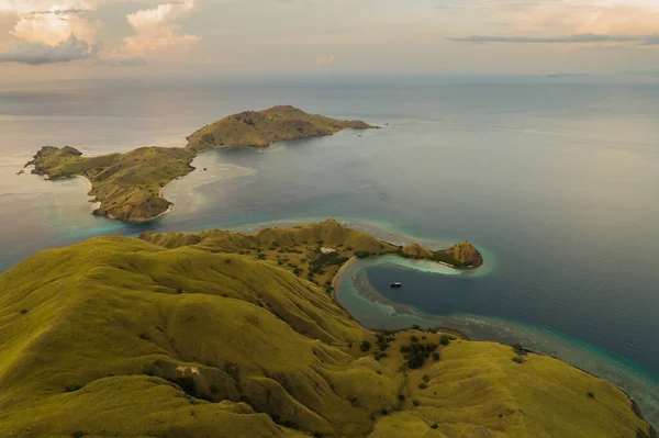 인도네시아의 야생 섬에서는 열 대의 낙원이 펼쳐져 있다. 라 푸안 바조. 드론 항공 — 스톡 사진
