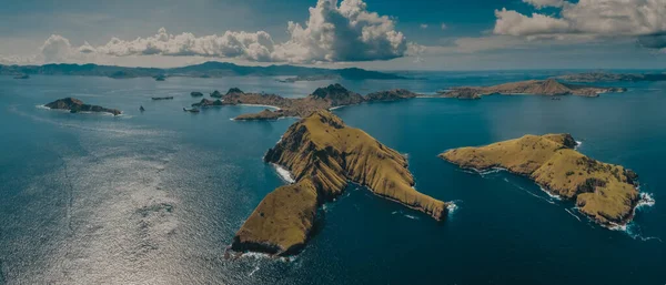 Padar adası. Pembe plaj. Flores tropik cenneti. Labuan Bajo. panorama dronu