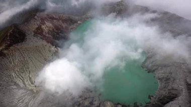 Aktif volkan Ijen. Doğu Java. Endonezya 'da. Drone kraterin üzerinde uçuyor. Video