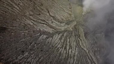 Aktif volkan Ijen. Doğu Java. Endonezya 'da. Drone kraterin üzerinde uçuyor. Video