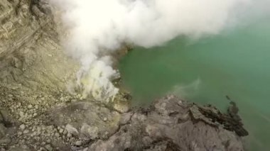 Aktif volkan Ijen. Doğu Java. Endonezya 'da. Drone kraterin üzerinde uçuyor. Video