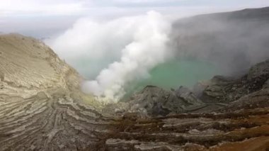Aktif volkan Ijen. Doğu Java. Endonezya 'da. Drone kraterin üzerinde uçuyor. Video