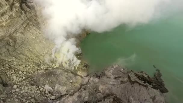 Volcán activo Ijen. Java Oriental. Indonesia. Vuelos de aviones no tripulados sobre el cráter. Vídeo — Vídeo de stock