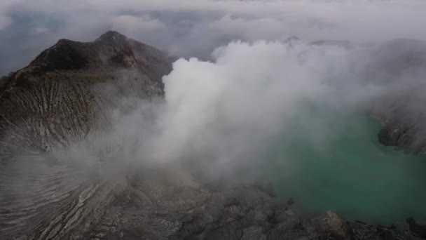 Vulcano attivo Ijen. Giava orientale. Indonesia. Il drone sorvola il cratere. Video. — Video Stock