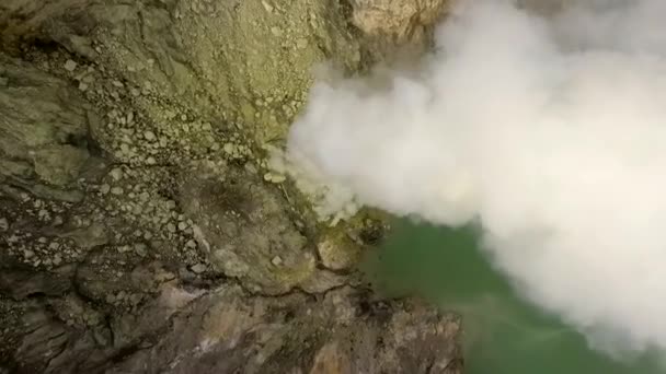 Aktiver Vulkan Ijen. Ostjava. Indonesien. Drohnenflüge über dem Krater. Video — Stockvideo