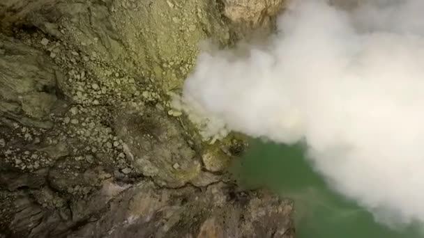 Vulcão activo Ijen. Java Oriental. Indonésia. Voo de drones sobre a cratera. Vídeo — Vídeo de Stock