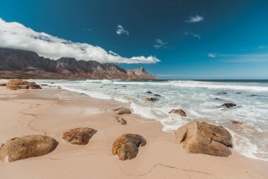 Plajlı ve dağlı bir manzara. Güney Afrika.
