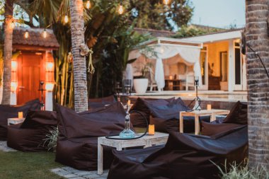 Oturma çantalı Shisha Bar. Dinlenme odası. İç tarafta nargile. yaz zamanı.