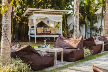 Oturma çantalı Shisha Bar. Dinlenme odası. İç tarafta nargile. yaz zamanı.