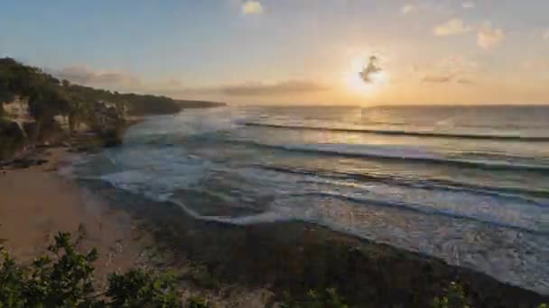 Coucher de soleil à Bali. Indonésie. La plage de Bingin. nuages en mouvement Timelapse hyperlapse 4k — Video