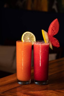 Ahşap arka planda karpuz ve papaya smoothie. Sağlıklı meyve suyu. Detoks sağlıklı