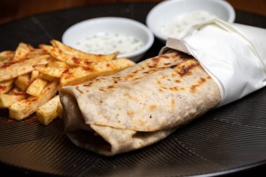 Shawarma, Doner-Kebap, Lavash ve siyah tabakta barbekü. Durum Gyros Brtuch.