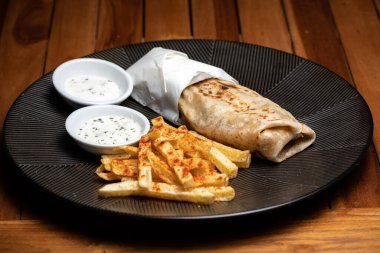Shawarma, Doner-Kebap, Lavash ve siyah tabakta barbekü. Durum Gyros Brtuch.