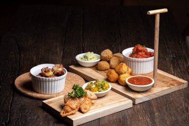 İspanyol yemeği, tapas, deniz ürünleriyle aperatifler, tanışma ve soslar. Vejetaryen.