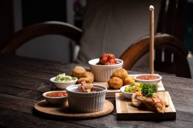 İspanyol yemeği, tapas, deniz ürünleriyle aperatifler, tanışma ve soslar. Vejetaryen.