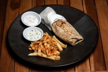 Shawarma, Doner-Kebap, Lavash ve siyah tabakta barbekü. Durum Gyros Brtuch.