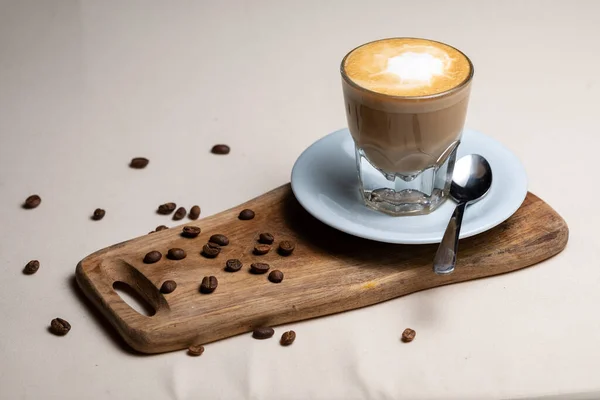 Taza de café y frijoles en la vieja mesa de la cocina Café caliente capuchino con taza de leche — Foto de Stock