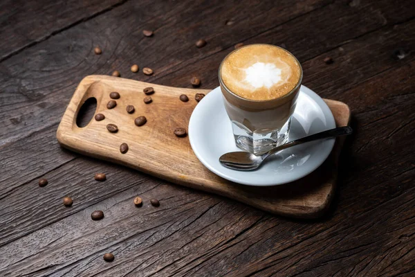 Taza de café y frijoles en la vieja mesa de la cocina Café caliente capuchino con taza de leche — Foto de Stock