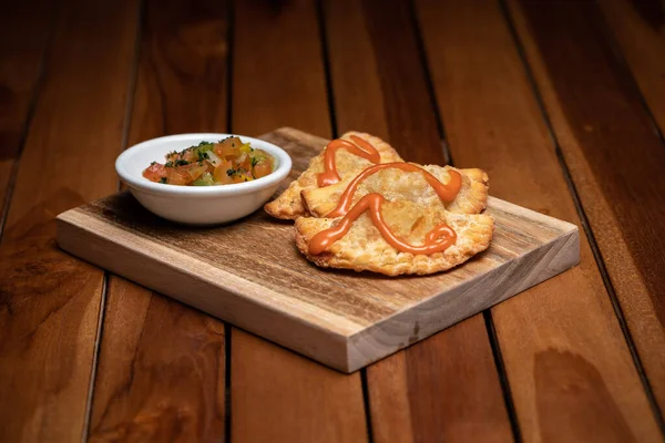 Geleneksel İspanyol mezeleri, domates ve avokado soslu. Kızarmış börek..