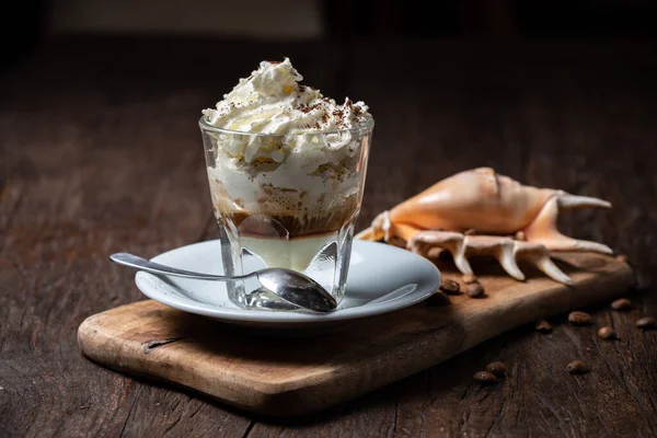 Kahveli dondurma, Affogato al Caffe Frappe ve karanlık masa.. 