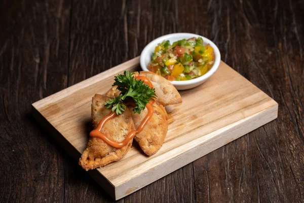 Geleneksel İspanyol mezeleri, domates ve avokado soslu. Kızarmış börek..