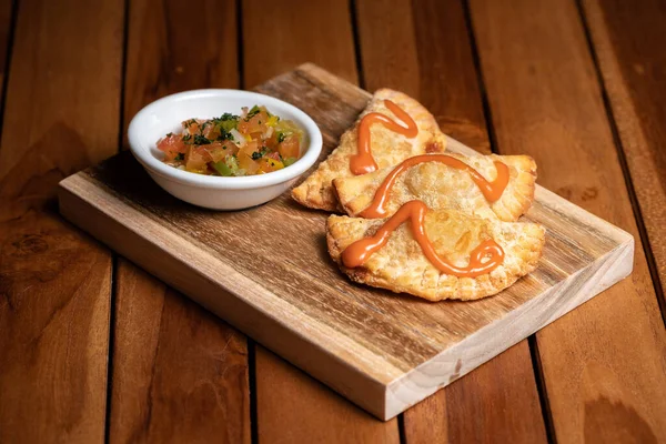 Geleneksel İspanyol mezeleri, domates ve avokado soslu. Kızarmış börek..