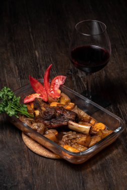 Patatesli kuzu budu ve taze fırın. Lezzetli kızarmış pirzola.