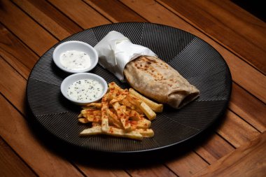 Shawarma, Doner-Kebap, Lavash ve siyah tabakta barbekü. Durum Gyros Brtuch.