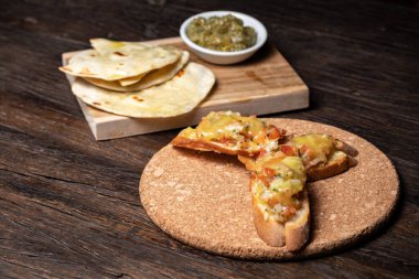 Yarısı kurutulmuş domatesli, peynirli Pita, humus. Taco ve atıştırmalık..