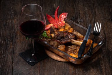 Patatesli kuzu budu ve taze fırın. Lezzetli kızarmış pirzola.