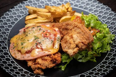 Kızarmış tavuk, patates kızartması, sosisli peynir abur cubur ve sağlıksız yemek.