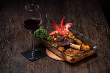 Patatesli kuzu budu ve taze fırın. Lezzetli kızarmış pirzola.