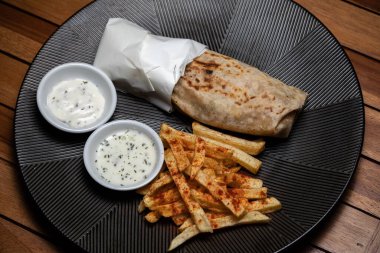Shawarma, Doner-Kebap, Lavash ve siyah tabakta barbekü. Durum Gyros Brtuch.