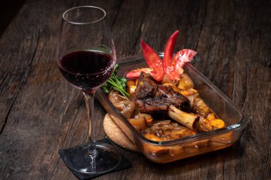 Patatesli kuzu budu ve taze fırın. Lezzetli kızarmış pirzola.